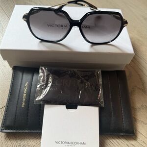 Victoria Beckham Elegant Black Sunglasses